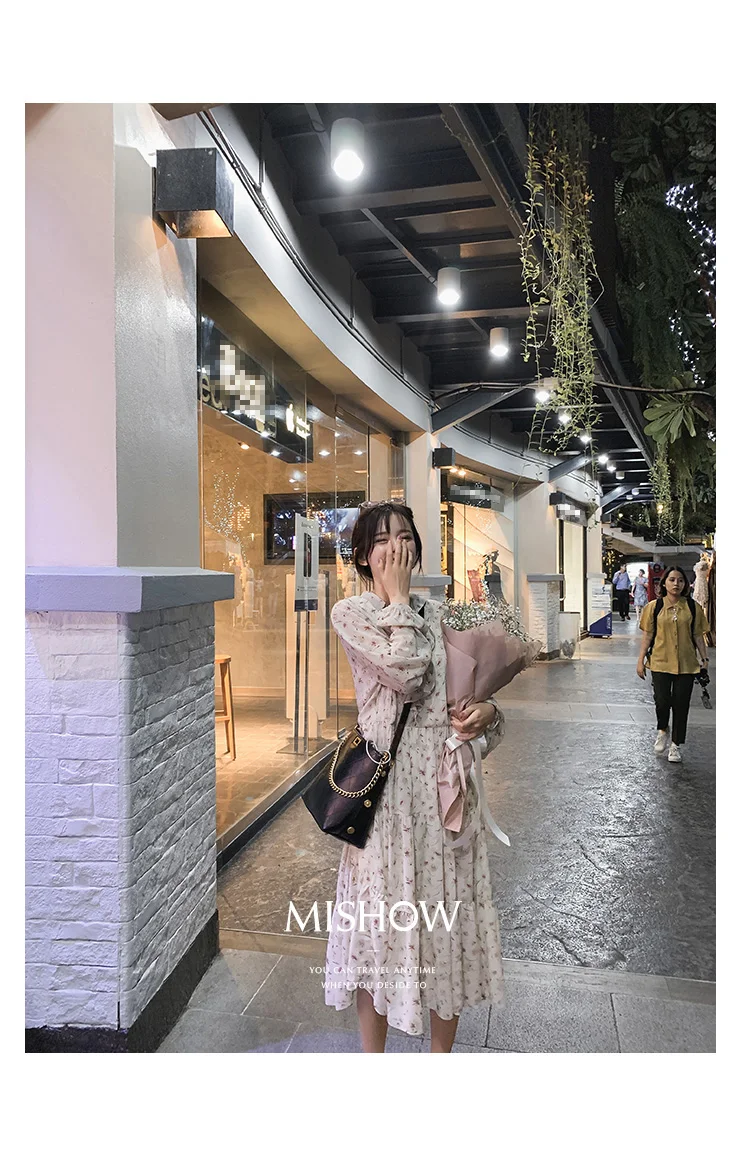Mishow Летнее легкое свободное шифоновое платье в винтажном стиле с оборками, V-образным вырезом и длинными рукавами Новая летняя коллекция Повседневный стиль. Материал ланон MX19A1484