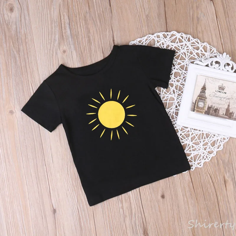 Семейные комплекты с надписью «you are my sunshine»; футболки для мамы, дочки, папы и сына; топы; Rompe; повседневные Семейные футболки