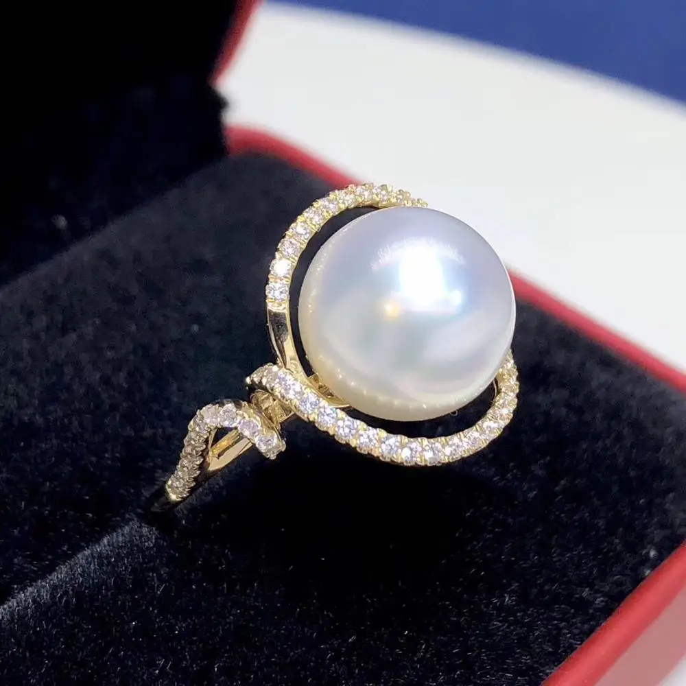 The sleek pearl gold ring