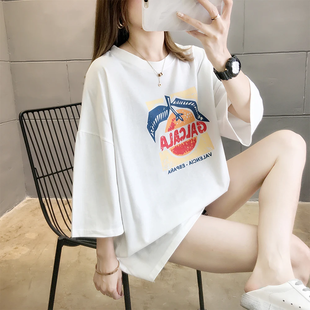 кореянка в футболке. футболка оверсайз корея. корейский оверсайз стиль футболки. корейский стиль оверсайз хип хоп. длинная футболка оверсайз корея.