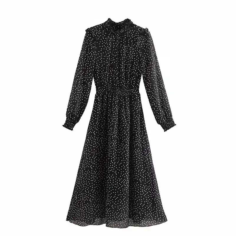 mulher com vestido preto