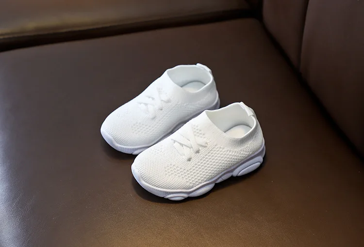 Высококачественные дышащие детские кроссовки модные спортивные кеды Нескользящие мягкие повседневные туфли для маленьких мальчиков и девочек от 1 до 5 лет - Цвет: Белый