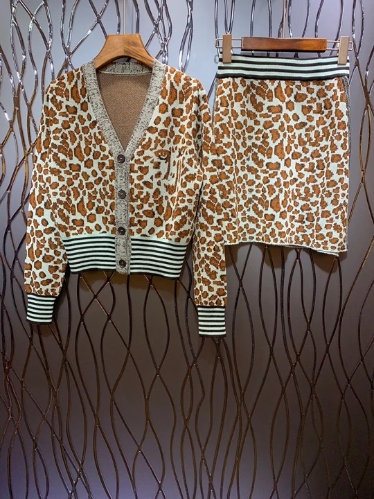 

Early Autumn 2019 New Woman V-Neck Leopard Printed Button Top Knitted Shirt + Half Skirt Knitted Suit 806