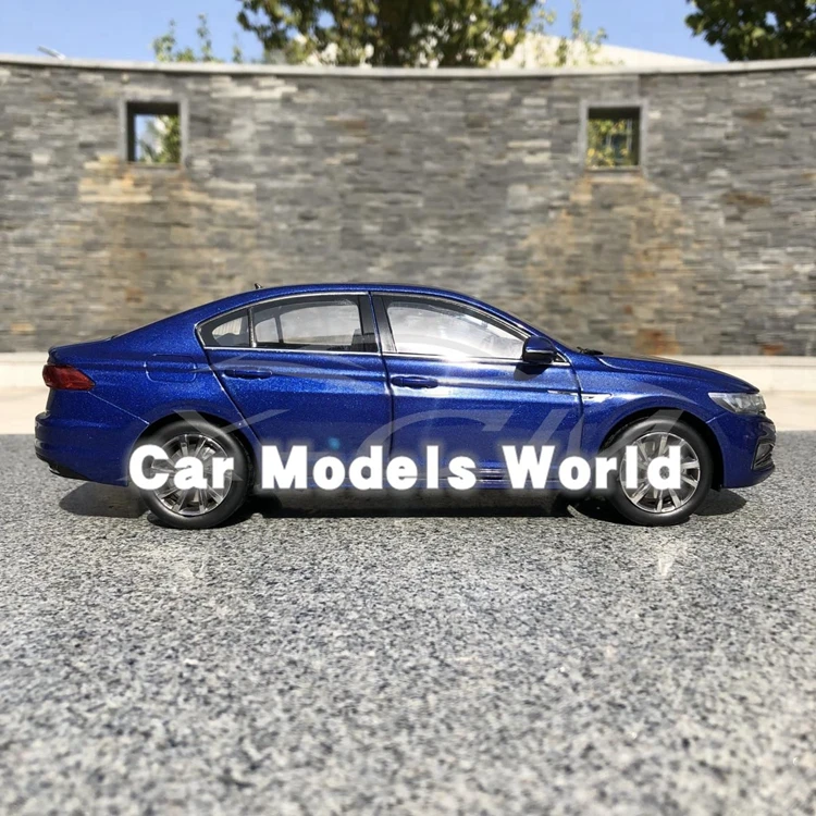 Литая модель автомобиля для следующего поколения Bora 1:18(синий)+ маленький подарок