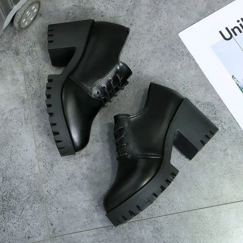 Женские осенние туфли на высоком каблуке из спилка в британском стиле Туфли