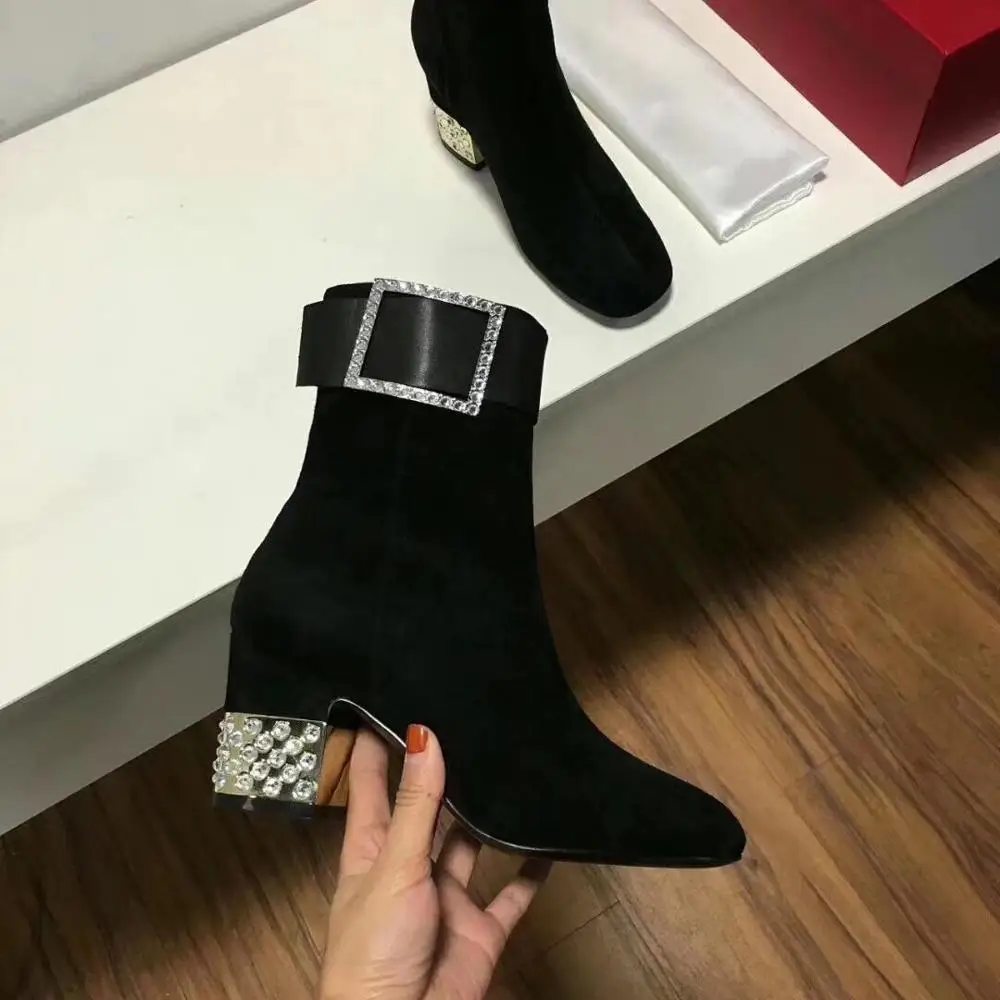 black suede JAWAKYE/черные кожаные ботильоны для женщин; обувь на высоком квадратном каблуке со стразами и пряжкой; зимние ботинки на массивном каблуке с украшениями - Цвет: black suede