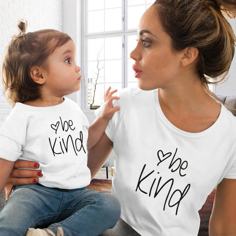 Летняя футболка в стиле панк Be Kind 1 предмет 2020 модная одежда для мамы и дочки