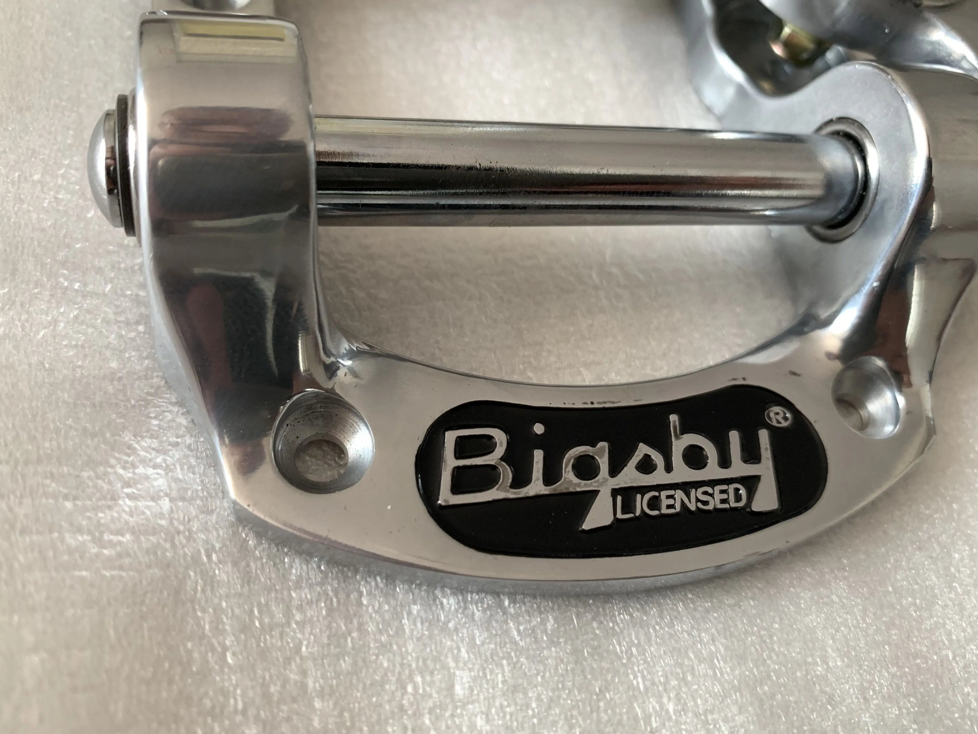 Подлинная (не новая) B50 Bigsby Tremolo резной логотип хром (некоторые окисления) Сделано