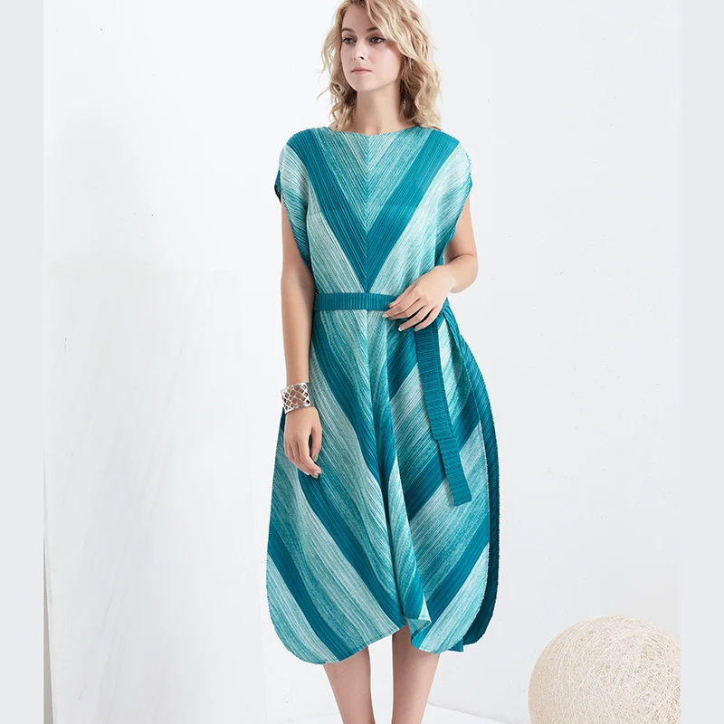 Changpleat новые женские платья с принтом Miyake плиссированные модные дизайнерские свободные большие размеры v-образным вырезом ТРАПЕЦИЕВИДНОЕ женское платье Tide 99