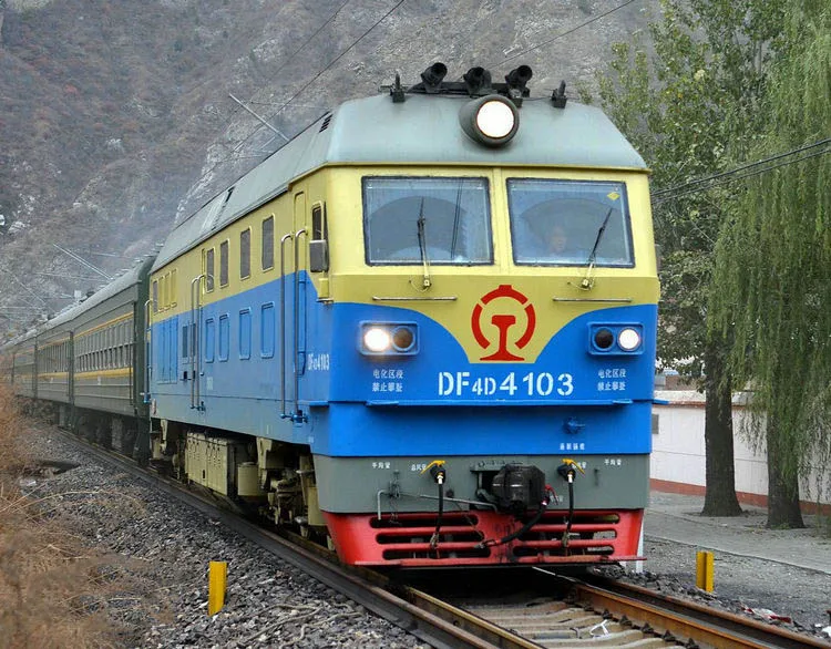 China Dongfeng Super Long Simulation Electric Track Steam Green Leather Train Model Children's Toy Gift Display