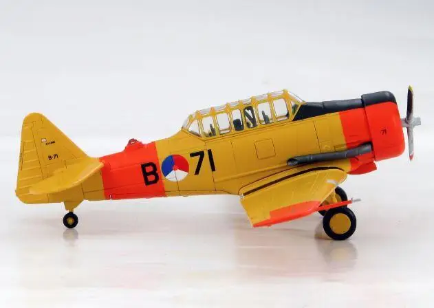 Мастер хобби голландский Noorduyn североамериканский AT-16-ND Гарварда IIB 1/72 литье под давлением