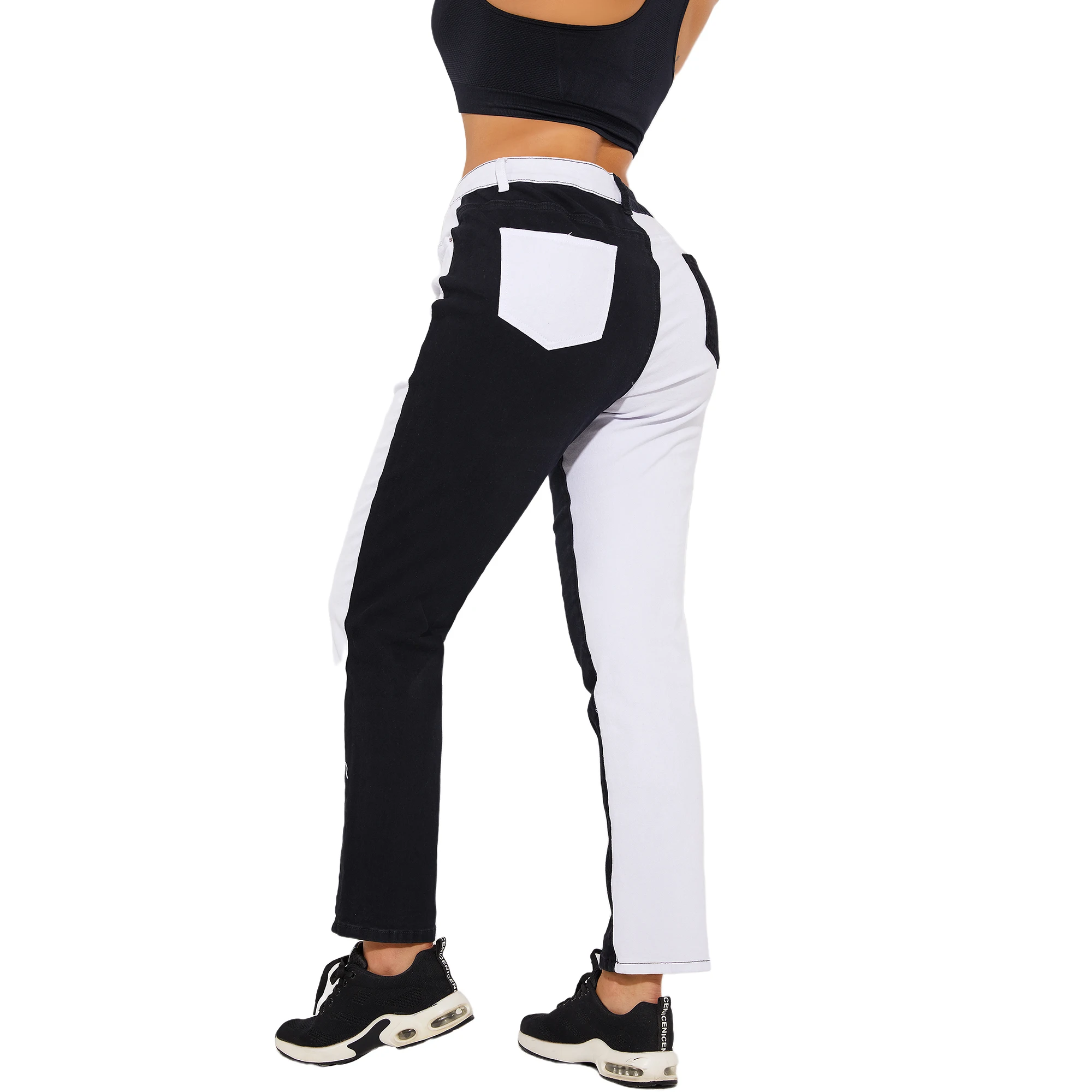 девочки в джинсах на улице