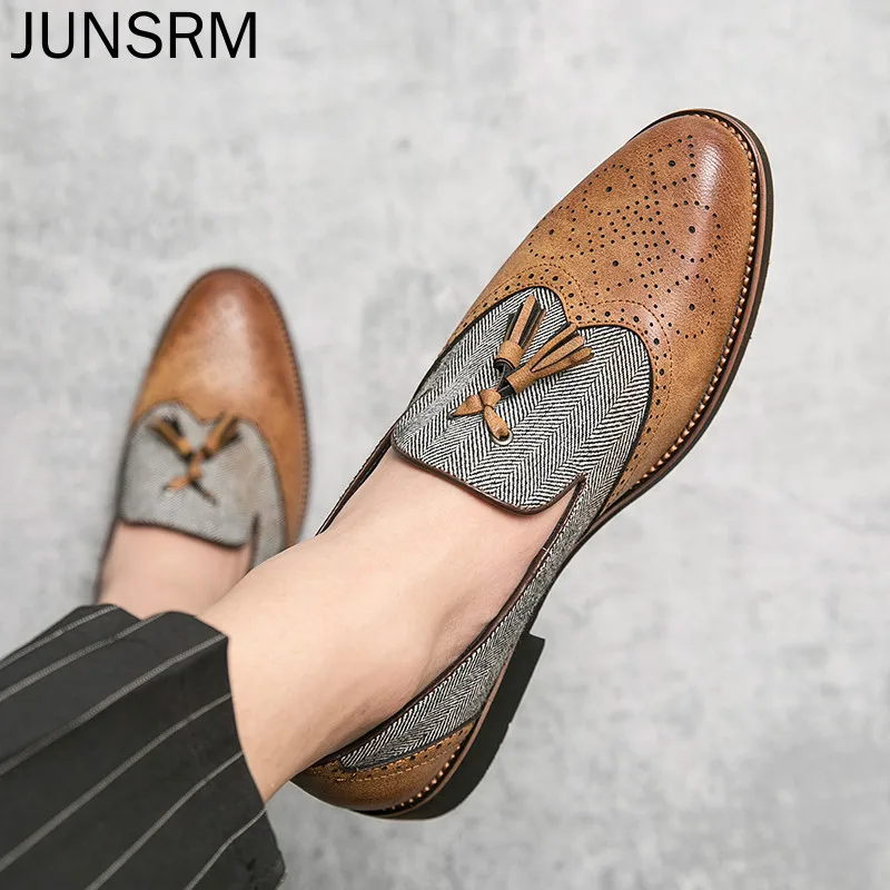 

JUNSRM New Semi-formal Leather Shoes for Men Tassel Casual Brogue Flats Carved England Men Dress Shoes Men Loafers Dropshipping
