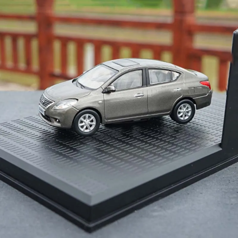 C 1:43 Масштаб Nissan Sunny сплав высокая имитация статическая модель автомобиля литье под давлением модель игрушки подарок с оригинальной коробкой - Цвет: C