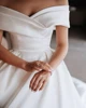 Платье свадебное атласное с открытыми плечами и длинным шлейфом ► Фото 2/5