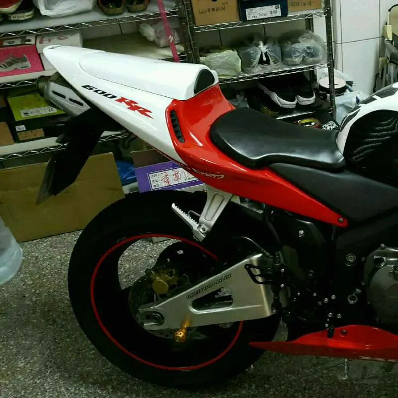 バイク用リア・シートカウル オートバイリアピリオン助手席カウルシートバックカバー ために CBR600RR ために CBR 600R オートバイ  バイク リアピリオンパッセンジャーカウルシート ホンダ ホンダ CBR600 RR F5 2003-06 ブラックシート フェアリングカウル  CBR600RR 2003 ... CBR 600 RR 2013-2018 オートバイリアピリオン助手席カウルシートカバーフェアリング CBR600RR 2013 2