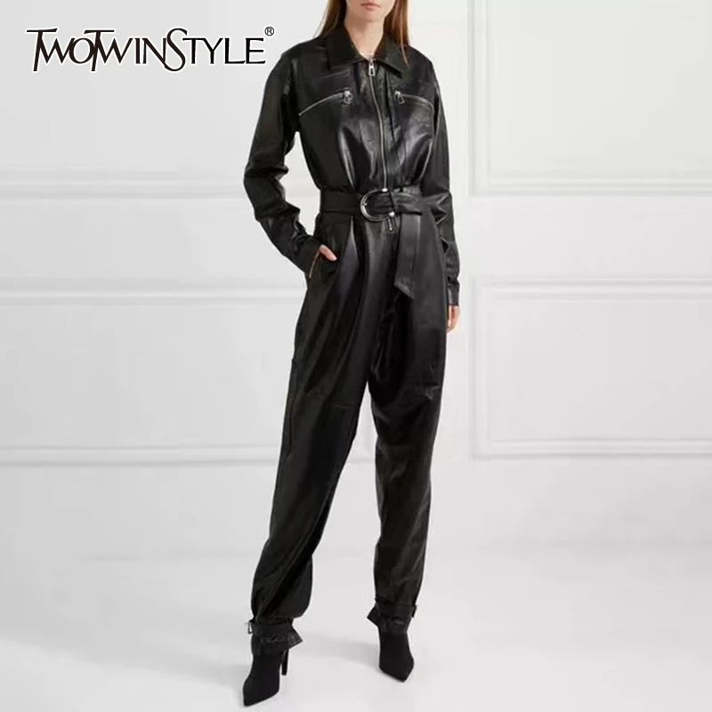 Twotwinstyle Casual Pu Lederen Jumpsuits Voor Vrouwen Revers Kraag Lange Mouwen Hoge Taille Rechte Jumpsuit Vrouwelijke Mode 2019 Nieuwe Twotwinstyle Casual Pu Lederen Jumpsuits Voor Vrouwen Revers Kraag Lange Mouwen Hoge Taille Rechte Jumpsuit Vrouwelijke Mode 2019 Nieuwe