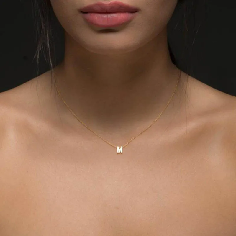 Colgante con inicial de cadena de oro para mujer, colgante de Metal con letras de A-Z para joyería, collares de nombre individual con letras cortadas