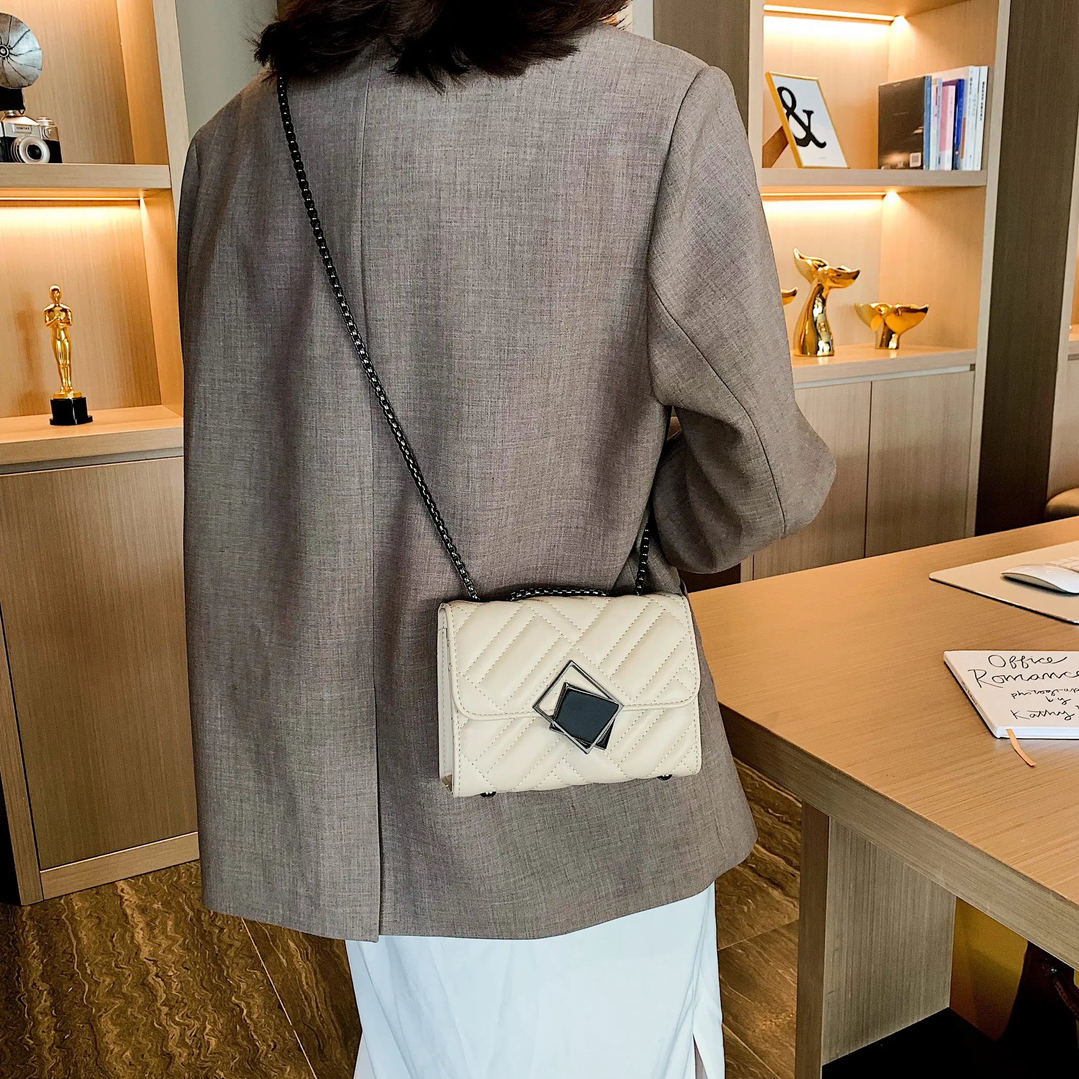 Kopen Effen Kleur PU Lederen Crossbody Tassen Voor Vrouwen 2019 Kleine Keten Schouder Tas Dame Designer Luxe Lock Handtassen