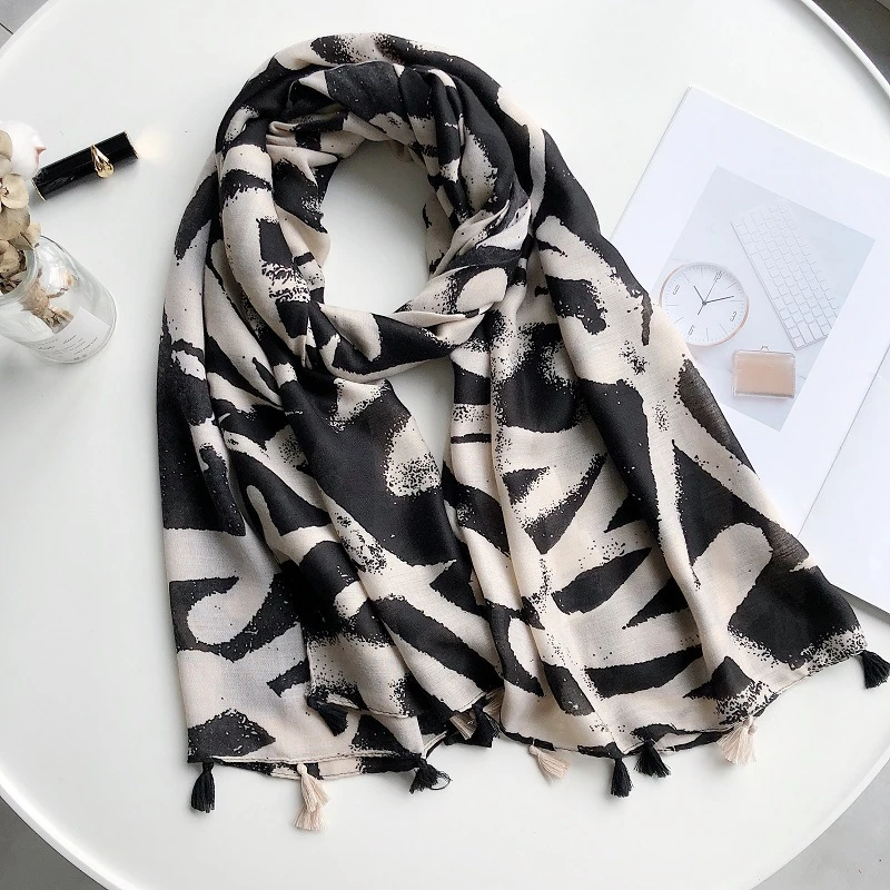Bufanda de moda para mujer 2019 bufanda con estampado de rayas blancas y negras con borlas bufanda de gasa bufanda de Otoño Invierno|Bufandas de mujer| AliExpress