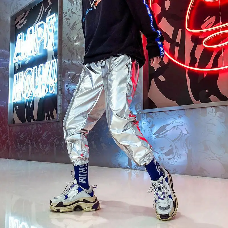 M-3XL эластичная талия сценические обтягивающие брюки мужские однотонные хип хоп Уличная мода свободная длина по щиколотку брюки мужские яркие - Цвет: Silver Stage Pants