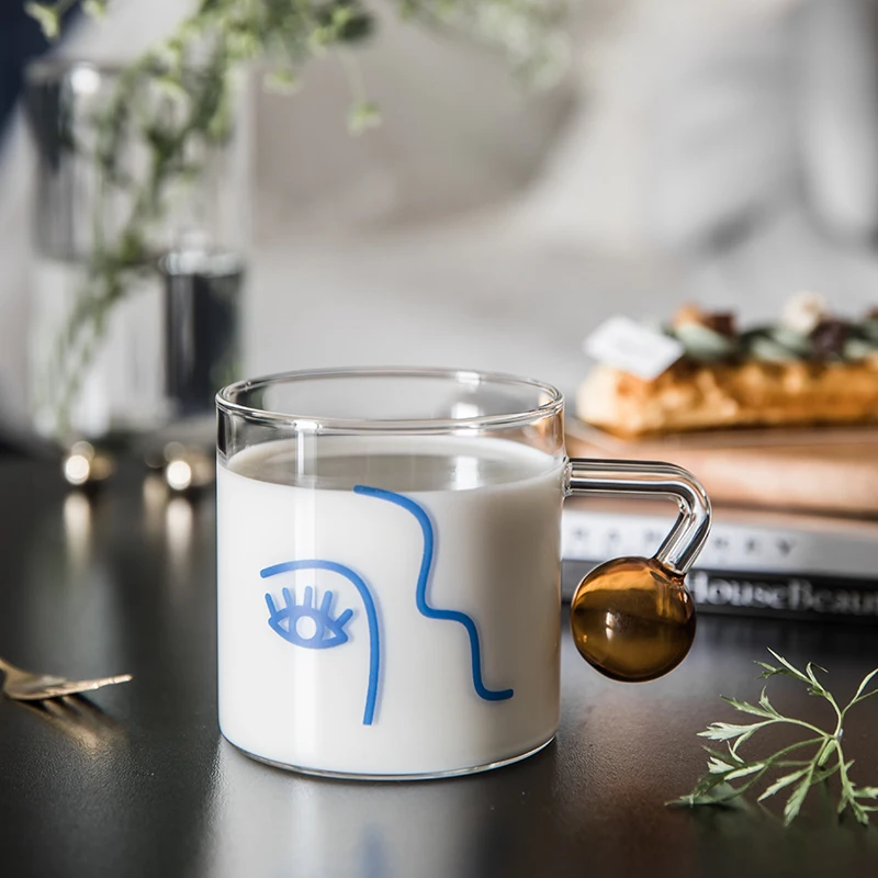 كوب بتصميم غريب وجميل بمقبض كروي