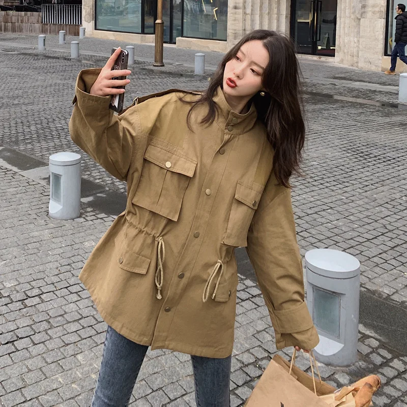 

Photo Shoot Dongdaemun Ulzzang Dark Khaki BF Stand Collar Drawstring Waist Hugging Short-height Workwear Trench Coat Coat Women'