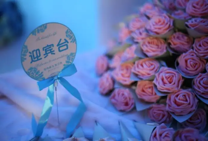 

100pcs Candy Colors Cones Holder Ice Cream DIY Rose Candy Boxes Wedding Favor Valentine's Gift Box Wedding Table Decoration