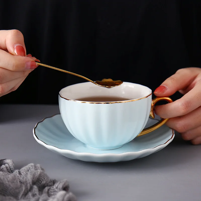 Европейский отдых послеобеденный чай керамическая кофейная чашка блюдца английский стиль Пномпень кофейная кружка приносить золотые ложки с цветами