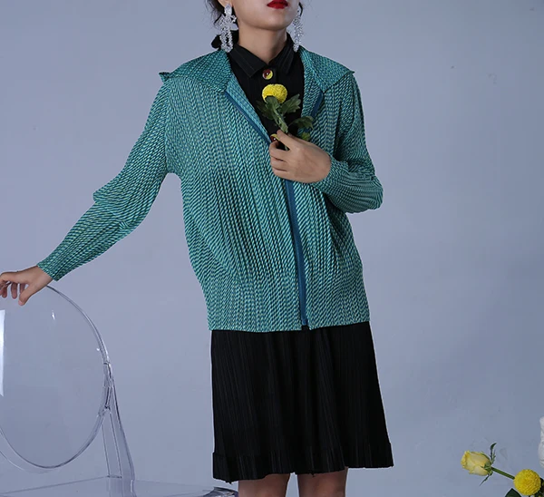 MIYAKE/пальто с длинными рукавами; Плиссированное пальто-кардиган;