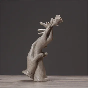 

Creative Nordic Modern Hand In Hand Rose Wedding Gift Gift Creative Home Living Room Wine Cabinet Decoration Resin Crafts M3612