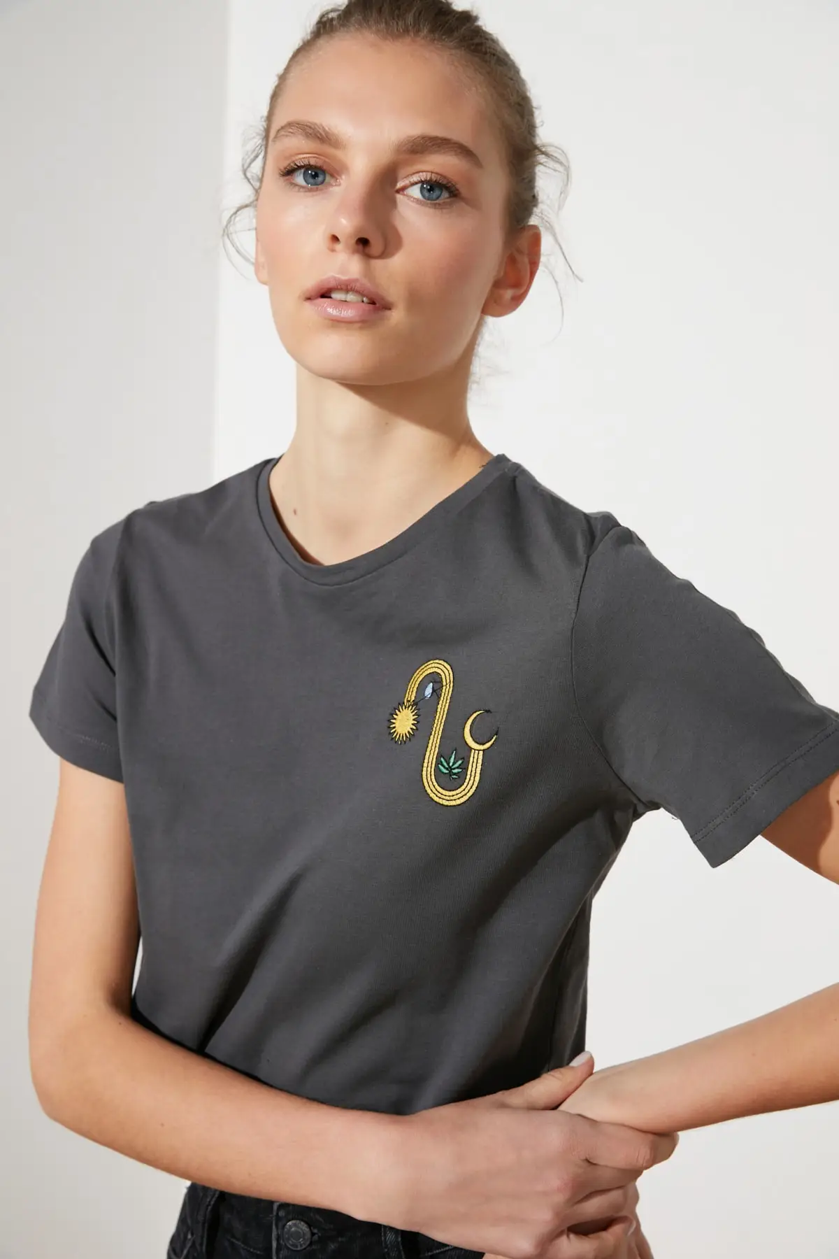 Укороченная трикотажная футболка с вышивкой Trendyol TWOSS21TS0068 | Женская одежда