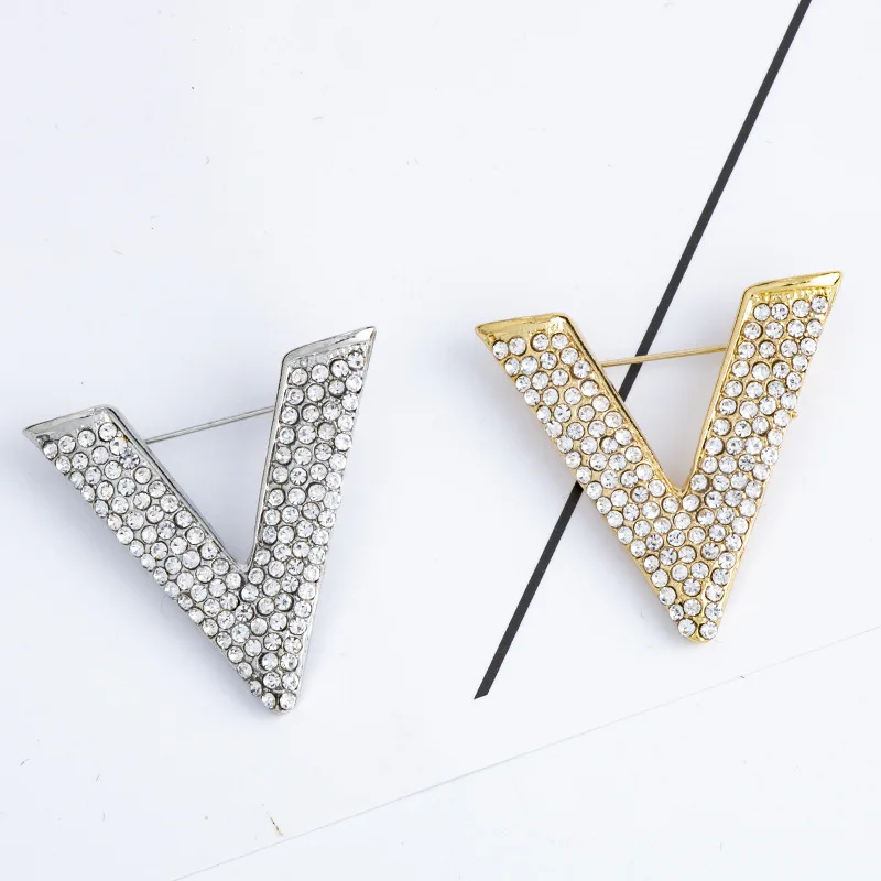 Fashion V Coat Pins Full Rhinestone Brooch значки Shirt Bag Lapel Badge Wholesale Enamel Pin Jewelry Gift