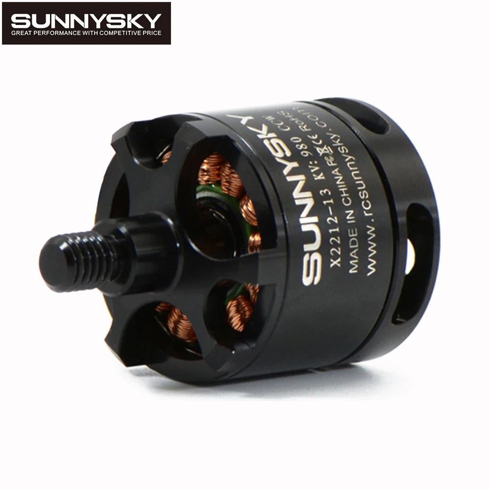 Moteur brushless SUNNYSKY X2212 pour drone RC montrant les câbles de connexion et le support de fixation.