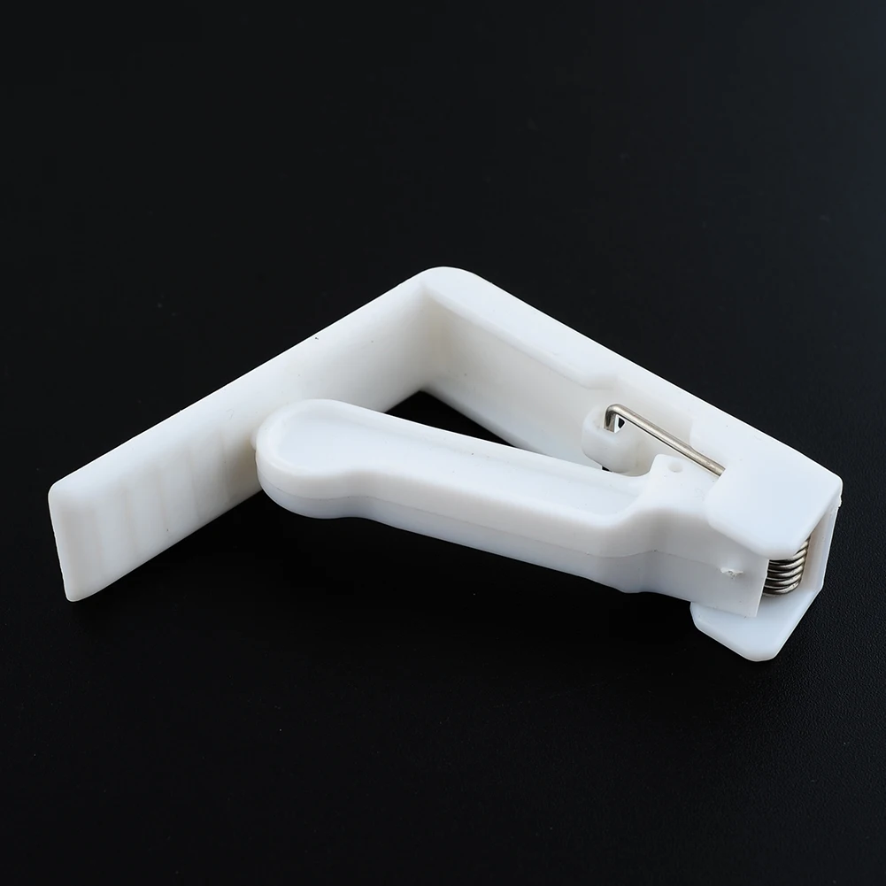 4pcs Tablecloth Holder PP 5.7cm*5.7cm*1.7cm Tablecloth Clamps Kitchenware Wedding Promenade Table Cover Kitchen Supplies White