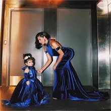 Vestido de flores de terciopelo azul real con espalda descubierta para niñas, traje de boda para niños, vestido largo con cuello Halter para madre e hija 2021