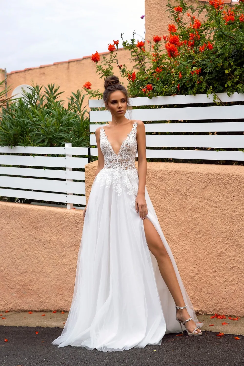 

2020 Sexy Deep V-Neck Appliques Lace Wedding Dresses Backless Split Side Sweep Train Bridal Dress Formal Long Sleeveless Cheap