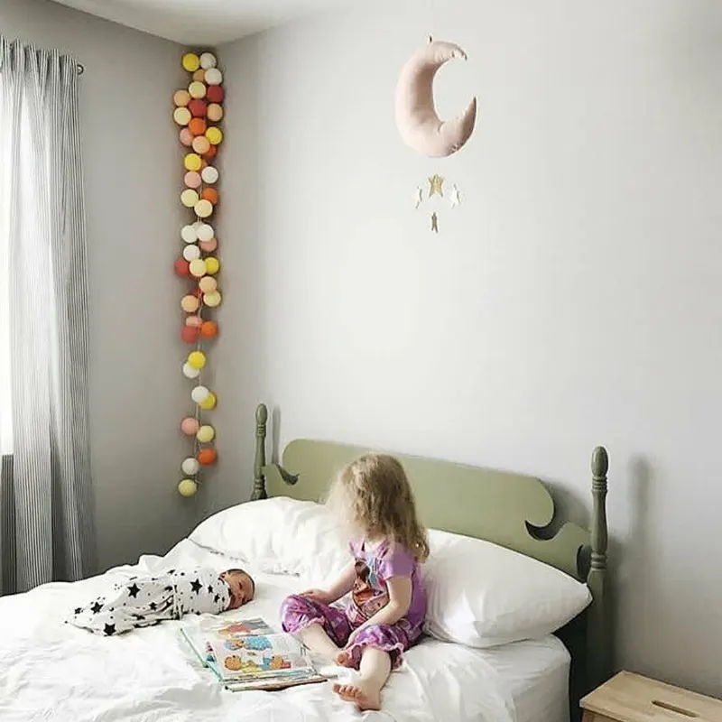 качели детские подвесные. озеленение квартиры комнатными растениями. в комнате висит большое. комната с телевизором на стене. хойя ампельная.