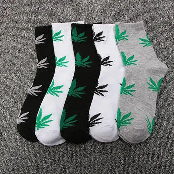 

A new pair of hip hop street lovers from Europe and America harajuku maple leaf sports socks