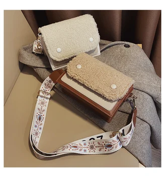 

Lamb wool shoulder bag 2019 winter new crossbody bag fashion wild small square bag plush female bag mobile phone bag wallet