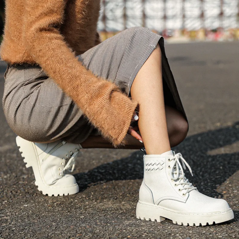 

BELLECOM 2019Ddav870 Boots Woman England Wind 2019 Fund Handsome Short Thick Boots With Chalaza Leather In Canister Martin Boots