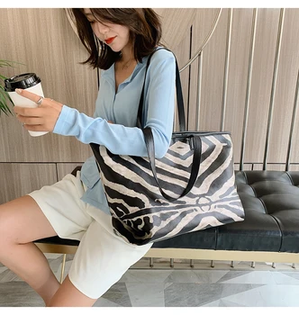 

Zebra Pattern Large Capacity Light Travel Bag for Short Trip,Ladies Messenger Bag,20 Inch Large Capacity Shoulder Bag