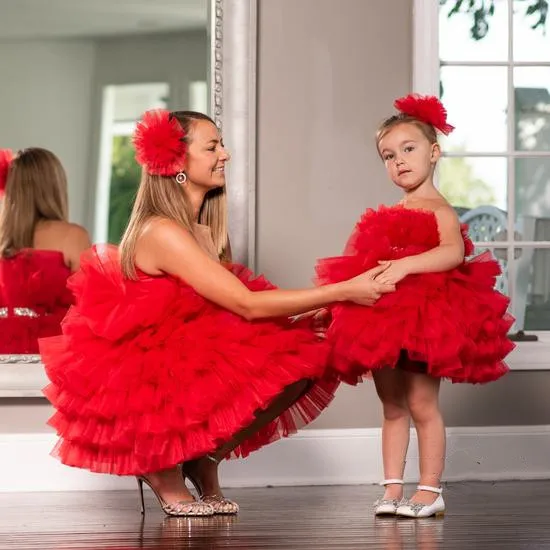 

Red Puffy Tulle Baby Girls Dresses Infant Birthday Dress Sheer Neck Mom Girls Matching Gowns Knee Length Photography