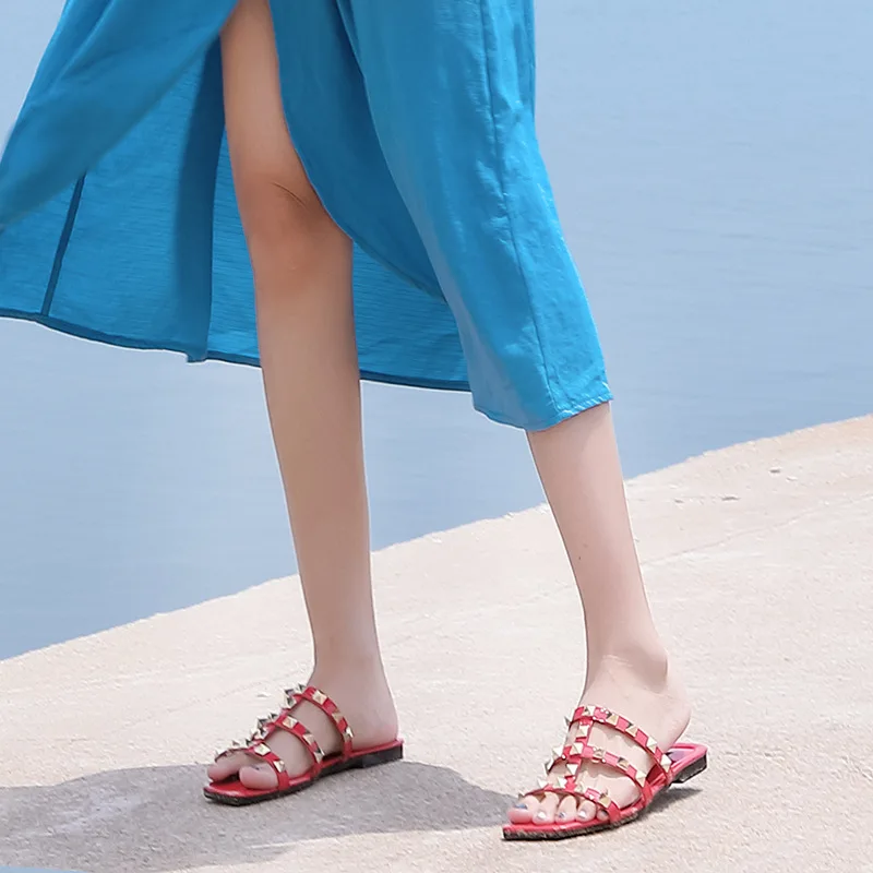 

Online Celebrity Celebrity Style Sandals Open Toe Rome Cool Flat Sandals Patent Leather Beach Slippers Rivet T-Strap WOMEN'S Sho