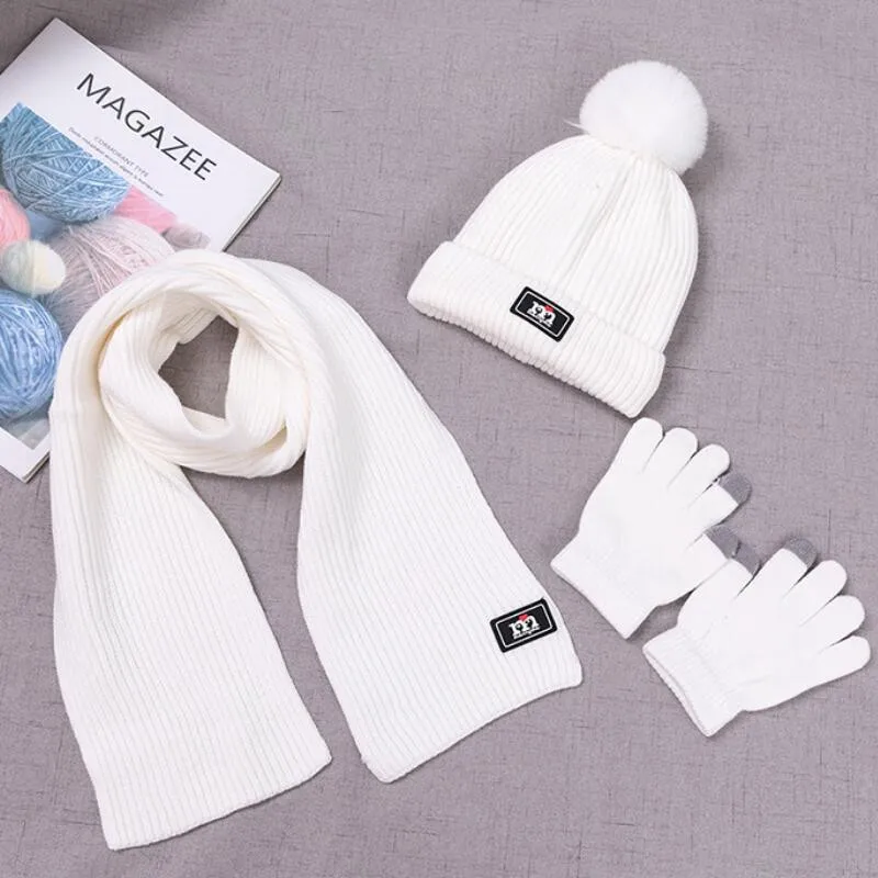 Детская зимняя теплая шапка и шарф, перчатки, вязаная шапка для ребенка, комплекты из 3 предметов, г., для мальчиков и девочек, с помпонами, шарфы с капюшоном, костюм, однотонный, для От 0 до 2 лет - Цвет: Белый