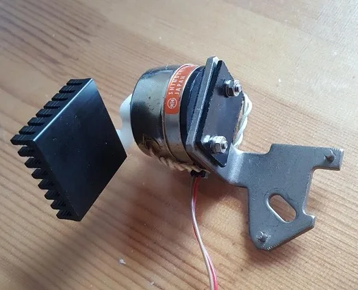 

Electric Light Baffle, Rotating 30 Degrees, Can Withstand 3W Power, Can Shield 15mm Light Spot at Most, 12V Voltage