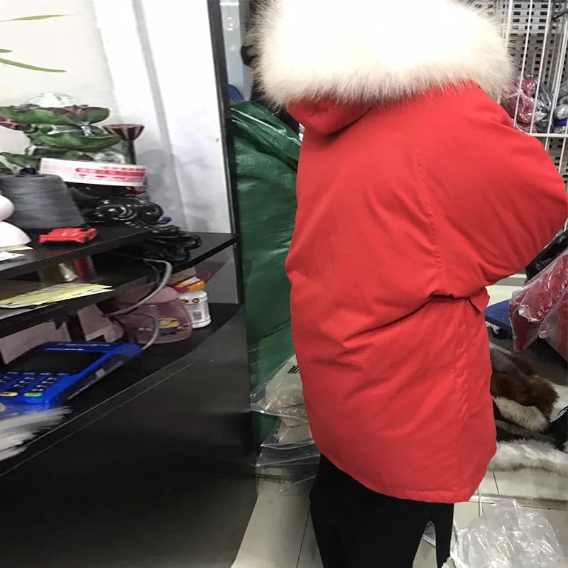 Зимняя куртка средней длины женская белая пуховик с меховым воротником пальто