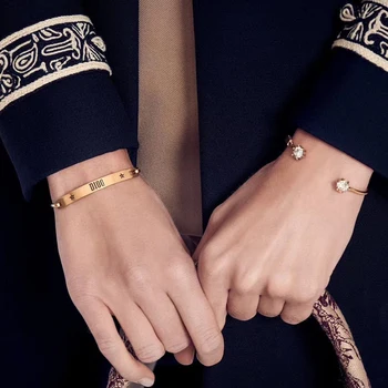 

Dubai Jew elry S ets 925 Ste rling Si lver 2 Piece Set Women Fashion Jewelry Womens Accessories Vintage E arring And Necklace