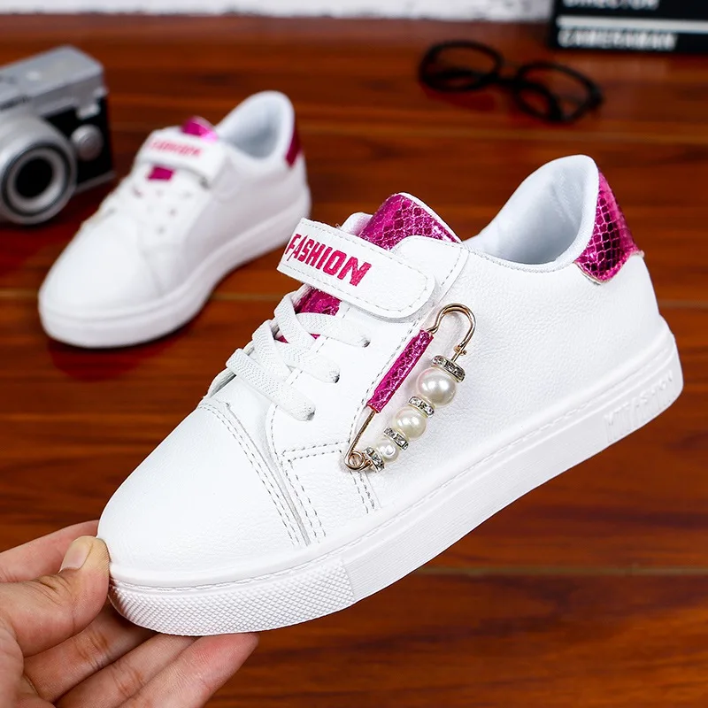 Кроссовки для маленьких девочек; сезон осень; Студенческая обувь с жемчугом; детская обувь для катания на коньках; модная детская повседневная обувь
