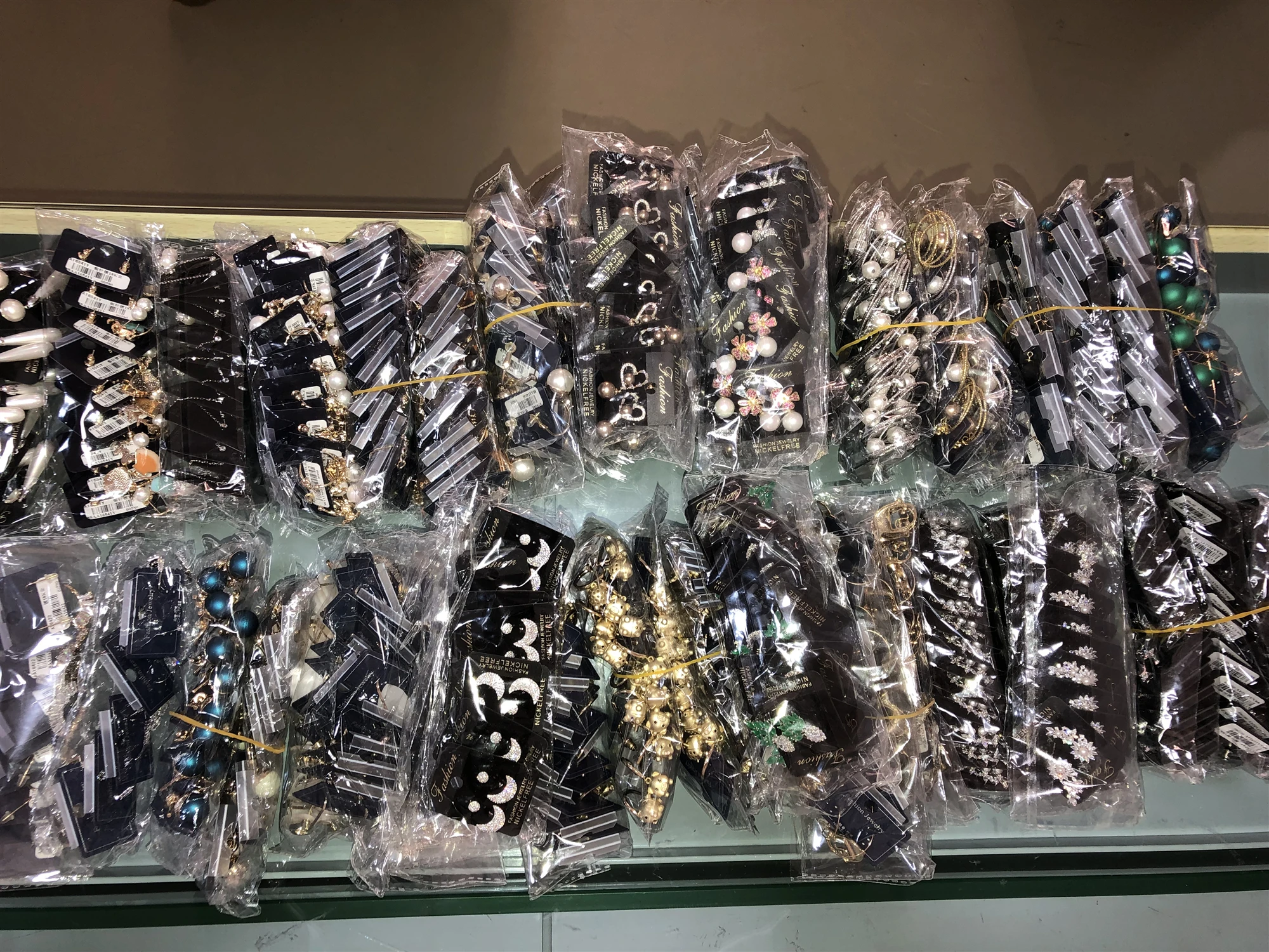 

Orders over 3 Pairs GET ONE PAIR FREE STUD EARRINGS /Orders over 6 Pairs GET ONE PAIR FREE DROP EARRINGS (Random Style)